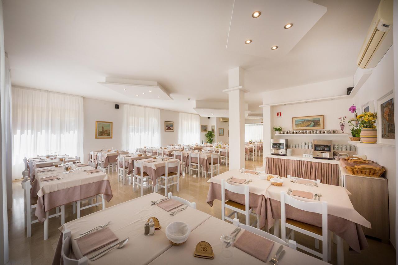 Hotel Augusta Caorle Bagian luar foto