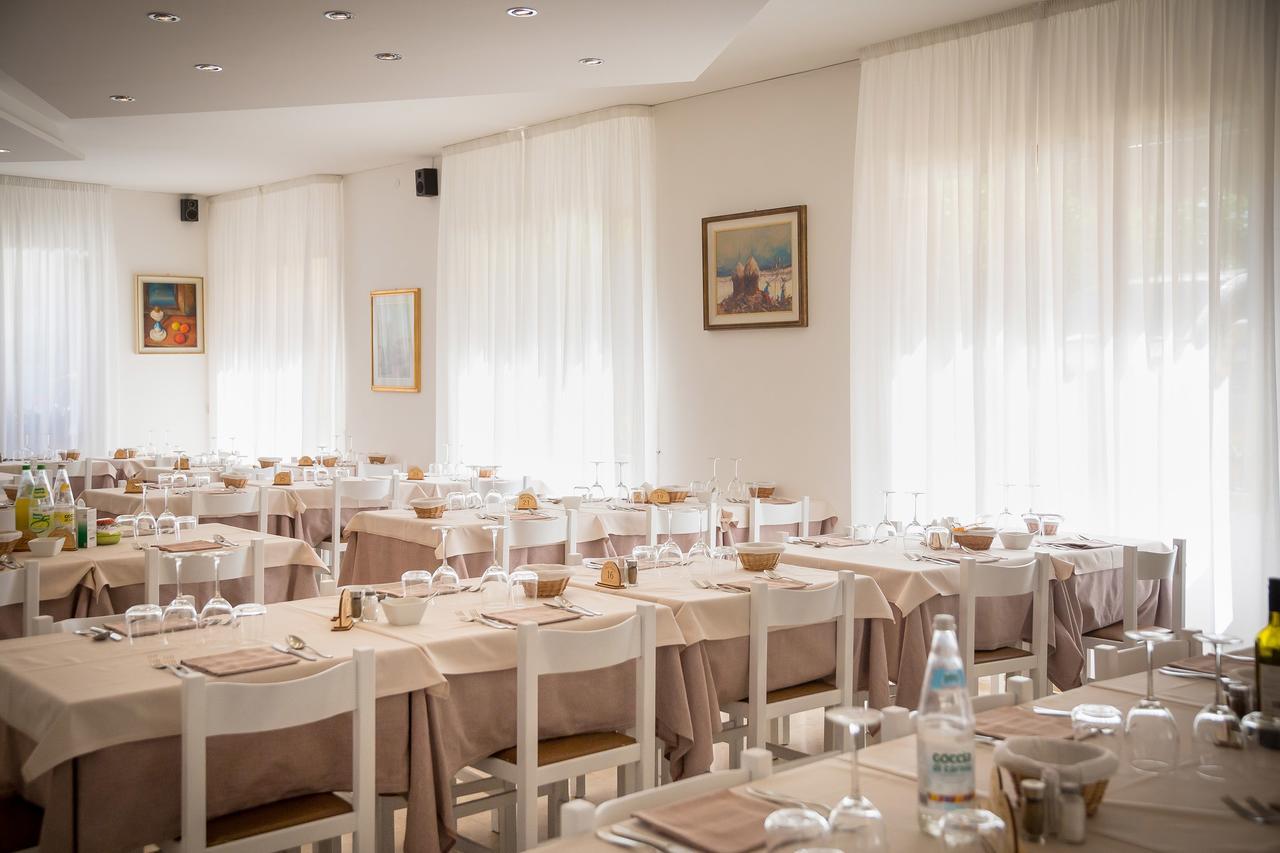 Hotel Augusta Caorle Bagian luar foto