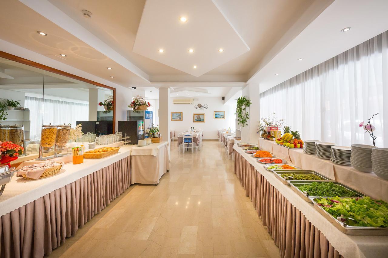 Hotel Augusta Caorle Bagian luar foto